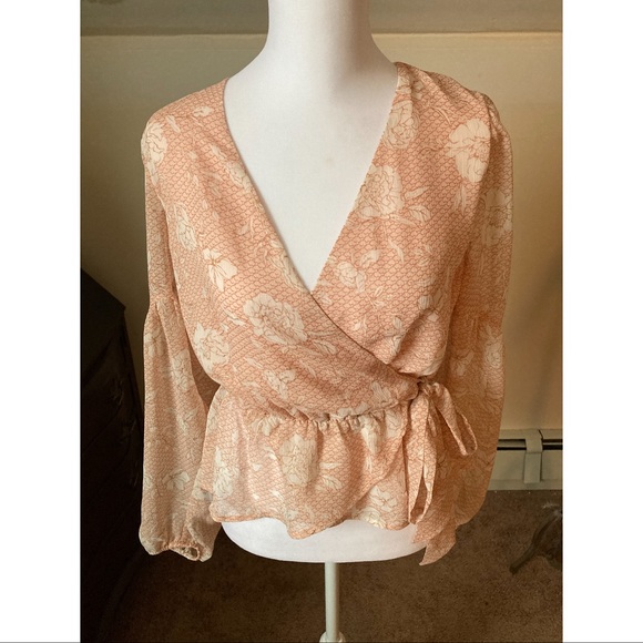 Express Blush textured Long Sleeve floral wrap blouse size XS - Picture 2 of 6
